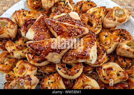 Gemischte gesalzen Konditorei, Patisserie, Bäckerei Produkte. Frisch gebackenes Gebäck. Stockfoto