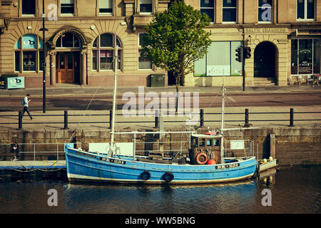 NEWCASTLE UPON TYNE, England, Großbritannien - Mai 08, 2018: Angeln traweler auf Newcastle Quayside vertäut. Stockfoto