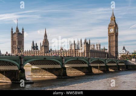 Das Parlament und den Big Ben mit verzierten Straßenlaternen auf die Westminster Bridge in London im Vordergrund. Stockfoto