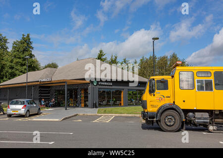 Ein strassenrand Filiale von Starbucks Coffee Shops in Northamptonshire Stockfoto