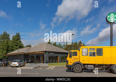 Ein strassenrand Filiale von Starbucks Coffee Shops in Northamptonshire Stockfoto