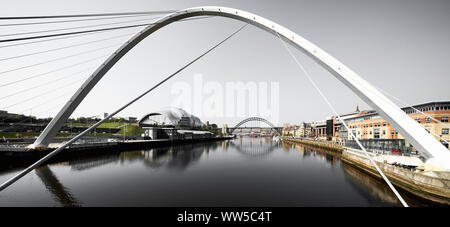 NEWCASTLE UPON TYNE, England, Großbritannien - 08.Mai 2018: Blick auf die Gateshead Millennium Bridge und Newcastle Upon Tyne Bridge. Stockfoto