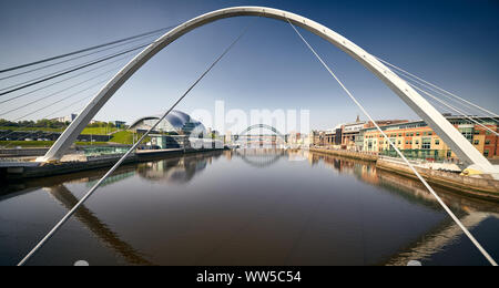 NEWCASTLE UPON TYNE, England, Großbritannien - 08.Mai 2018: Blick auf die Gateshead Millennium Bridge und Newcastle Upon Tyne Bridge. Stockfoto