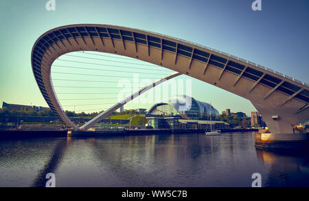 NEWCASTLE UPON TYNE, England, Großbritannien - 08.MAI 2018: der Gateshead Millennium Bridge über den Tyne Öffnung von Newcastle Quayside. Stockfoto