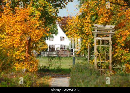 Wohnhaus, wie im Herbst, Oberneuland, Bremen, Deutschland, Europa Stockfoto