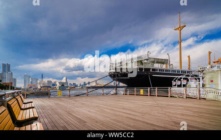 Blick auf Minato Mirai Skyline und das berühmte Hikawa Maru Schiff auf einen trüben Tag, von Yokohama City Hafen Pier Stockfoto