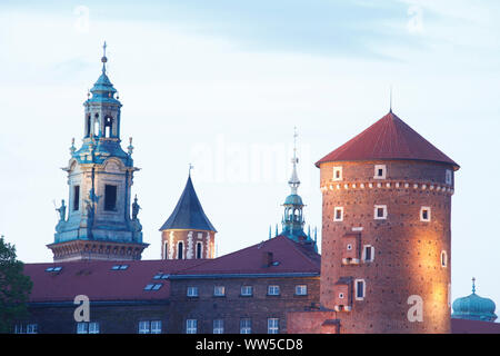 Königliches Schloss Wawel in der Dämmerung, Krakau, Kleinpolen, Polen, Europa Stockfoto