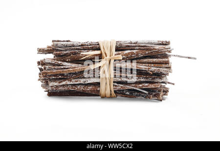 Seitenansicht des trockenen Zweigen im Bundle mit natürlichen Garn auf weißem Hintergrund gebunden. Stockfoto