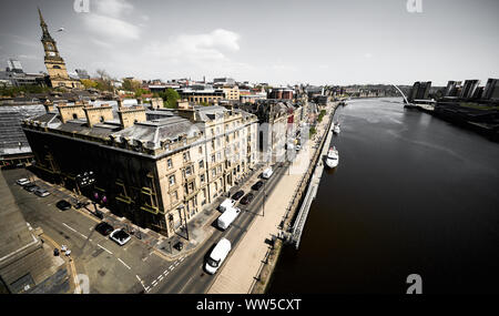 NEWCASTLE UPON TYNE, England, Großbritannien - 08.Mai 2018: mit Blick auf den Newcastle Quayside vom Tyne Bridge. Stockfoto