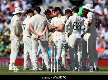 England's Jofra Archer (Zweiter von rechts) wartet mit Teamkollegen für die Überprüfung auf dem wicket von Australiens David Warner in Tag zwei des fünften Testspiel am Oval, London. Stockfoto