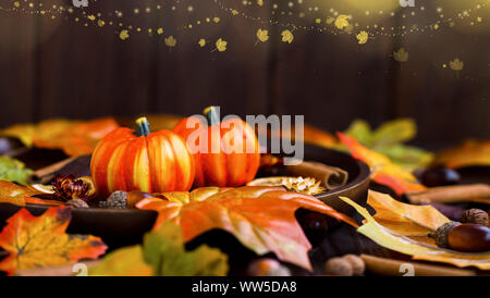 Kürbisse Herbst festliche Dekorationen mit getrockneten Blätter, Indoor fallen Zusammensetzung mit Kürbissen, Blätter und festliche Lichter Stockfoto