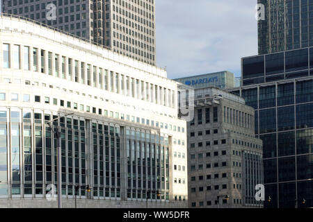 Das moderne Bürogebäude von Barclays zwischen Hochhäusern im Finanzzentrum Canary Wharf in London, Stockfoto