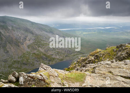 Blick vom Gipfel des Dow Crag in Richtung der Alte Mann von Coniston und Coniston Water im englischen Lake District. Stockfoto