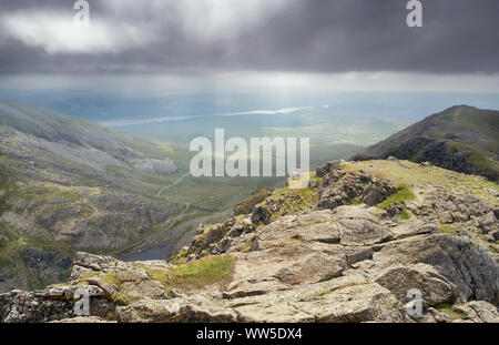 Blick vom Gipfel des Dow Crag in Richtung der Alte Mann von Coniston und Coniston Water im englischen Lake District. Stockfoto