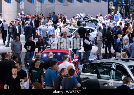 Frankfurt am Main, Deutschland. 13 Sep, 2019. Zahlreiche Messebesucher auf der IAA stehen am BMW stand. Foto: Silas Stein/dpa Quelle: dpa Picture alliance/Alamy leben Nachrichten Stockfoto