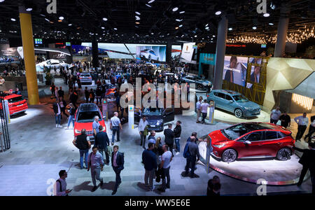 Frankfurt am Main, Deutschland. 13 Sep, 2019. IAA-Besucher werden sich an den Ständen des Sitzes (vorne) und Porsche. Foto: Silas Stein/dpa Quelle: dpa Picture alliance/Alamy leben Nachrichten Stockfoto