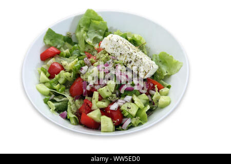 Griechischer Salat mit grünem Salat, Tomaten, Gurken, Paprika, roten Zwiebeln, Oregano und Feta Stockfoto