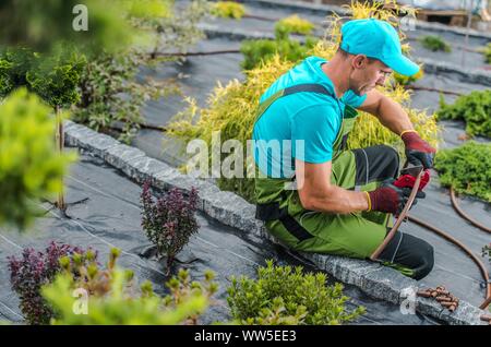 Garten Bewässerungssystem Installation von professionellen Garten Techniker. Stockfoto