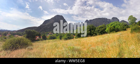 Panoramabild der felsigen Landschaft rund um Meteora Stockfoto