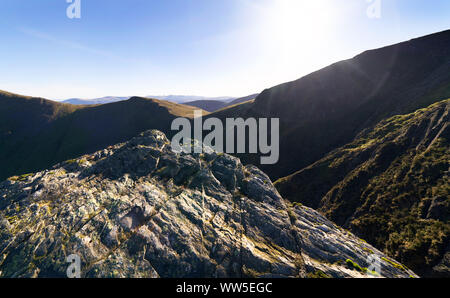 Mit Blick auf den felsigen Grat unter Hopegill Richtung Grisedale Hecht und Hobcarton Crag an einem sonnigen Tag im englischen Lake District, England. Stockfoto