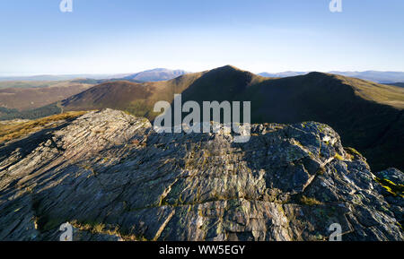 Mit Blick auf den felsigen Grat unter Hopegill Richtung Grisedale Hecht und Hobcarton Crag an einem sonnigen Tag im englischen Lake District, England. Stockfoto