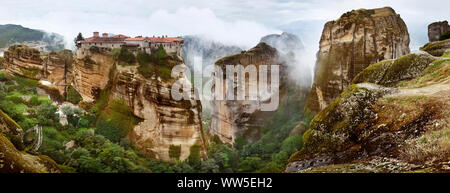 Panoramabild der felsigen Landschaft rund um Meteora Stockfoto