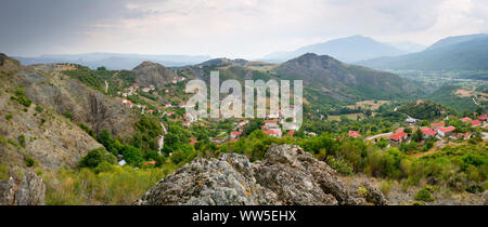 Panoramabild der felsigen Landschaft rund um Meteora Stockfoto