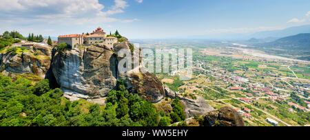 Panoramabild der felsigen Landschaft rund um Meteora Stockfoto