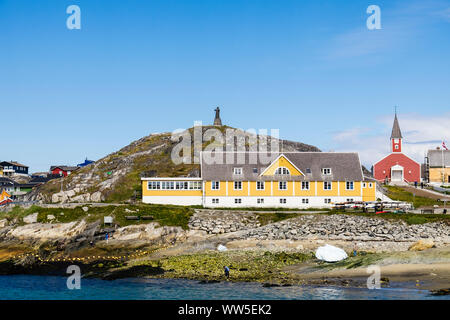 Das alte Krankenhaus (Det Gamle Sygehus) und Hans Egede Statue auf dem Hügel neben der Kathedrale. Koloniale Hafen, Nuuk (godthab) Sermersooq Grönland Stockfoto