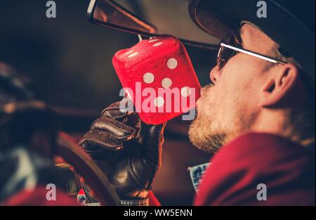 Feeling Lucky Casino Player Küssen erhängt in seinem Auto Rot zu Würfeln. Glücksspiel Thema. Stockfoto