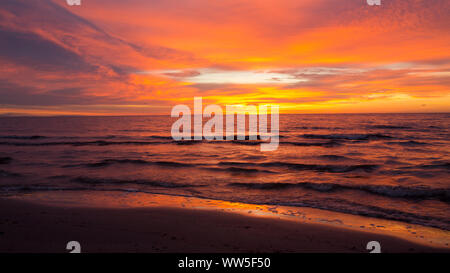 Sonnenaufgang in kräftiges Orange Farben auf der Ostsee Stockfoto