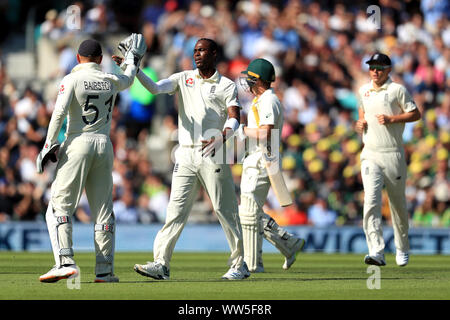 England's Jofra Archer (Mitte) feiert die wicket von Australiens Marcus Harris mit Teamkollegen Jonny Bairstow (links) Während der Tag zwei des fünften Testspiel am Oval, London. Stockfoto