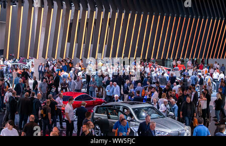 Frankfurt am Main, Deutschland. 13 Sep, 2019. Zahlreiche Messebesucher auf der IAA stehen am BMW stand. Foto: Silas Stein/dpa Quelle: dpa Picture alliance/Alamy leben Nachrichten Stockfoto