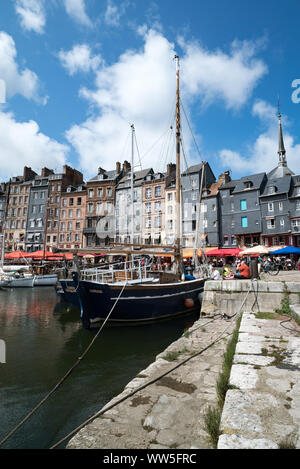 Honfleur Calvados/Frankreich - 15. August 2019: Der alte Hafen und Restaurant Viertel in der Altstadt von Honfleur in der Normandie Stockfoto