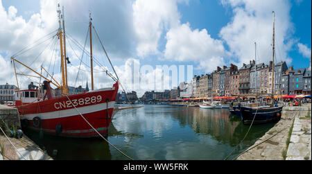 Honfleur Calvados/Frankreich - 15. August 2019: Der alte Hafen und Restaurant Viertel in der Altstadt von Honfleur in der Normandie Stockfoto