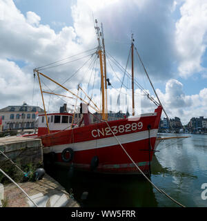 Honfleur Calvados/Frankreich - 15. August 2019: Der alte Hafen und Restaurant Viertel in der Altstadt von Honfleur in der Normandie Stockfoto