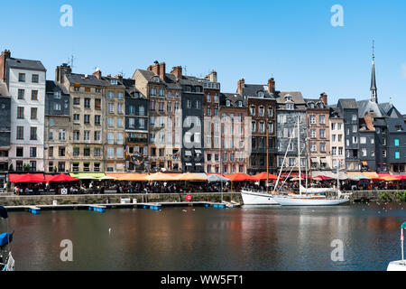 Honfleur Calvados/Frankreich - 15. August 2019: Der alte Hafen und Restaurant Viertel in der Altstadt von Honfleur in der Normandie Stockfoto