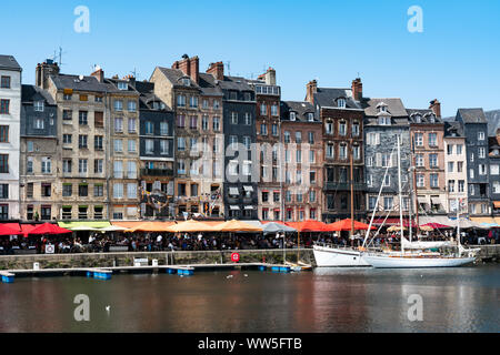 Honfleur Calvados/Frankreich - 15. August 2019: Der alte Hafen und Restaurant Viertel in der Altstadt von Honfleur in der Normandie Stockfoto