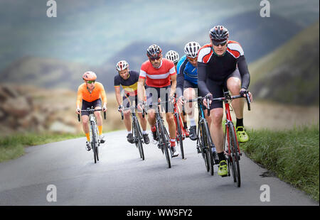 Radfahrer aus Racing entlang der Landstraßen in den Bergen im Vereinigten Königreich. Stockfoto