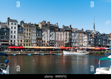 Honfleur Calvados/Frankreich - 15. August 2019: Der alte Hafen und Restaurant Viertel in der Altstadt von Honfleur in der Normandie Stockfoto