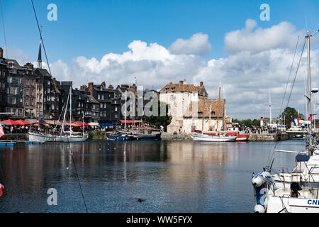 Honfleur Calvados/Frankreich - 15. August 2019: Der alte Hafen und Restaurant Viertel in der Altstadt von Honfleur in der Normandie Stockfoto