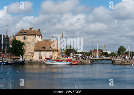 Honfleur Calvados/Frankreich - 15. August 2019: Der alte Hafen und Restaurant Viertel in der Altstadt von Honfleur in der Normandie Stockfoto