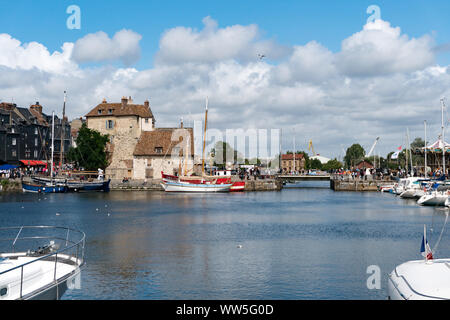 Honfleur Calvados/Frankreich - 15. August 2019: Der alte Hafen und Restaurant Viertel in der Altstadt von Honfleur in der Normandie Stockfoto