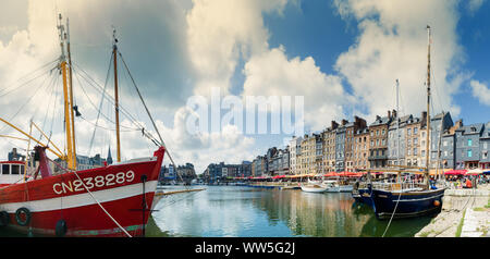 Honfleur Calvados/Frankreich - 15. August 2019: Der alte Hafen und Restaurant Viertel in der Altstadt von Honfleur in der Normandie Stockfoto