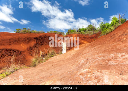 Berglandschaft mit Wasserfall im Landesinneren, Waimea, Kauai, Hawaii, USA Stockfoto