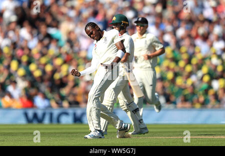 England's Jofra Archer (rechts) feiert die wicket von Australiens Marcus Harris in Tag zwei des fünften Testspiel am Oval, London. Stockfoto