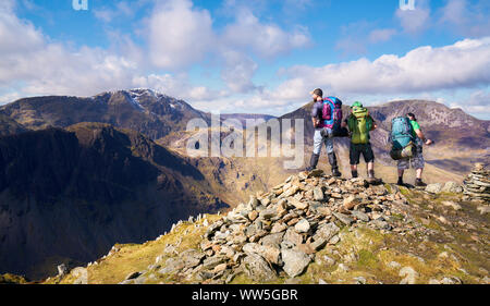 Drei Wanderer mit Blick auf die Gipfel der Hohen Felsen, hohen Stil und Säule vom Gipfel des Fleetwith Hecht, englischen Lake District. Stockfoto