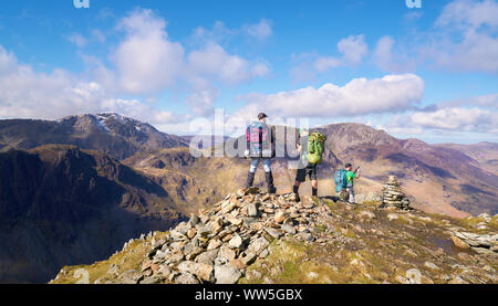 Drei Wanderer mit Blick auf die Gipfel der Hohen Felsen, hohen Stil und Säule vom Gipfel des Fleetwith Hecht, englischen Lake District. Stockfoto