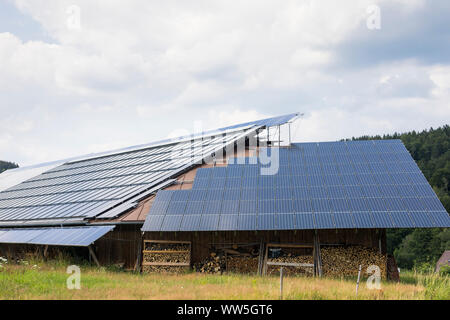 Solar PV-Module von nachhaltigen Strom auf einer Halle in Bayern, Deutschland Stockfoto