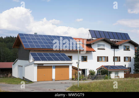 Pv und Heizung Panels liefern saubere Energie zu einem Haus in Bayern, Deutschland Stockfoto